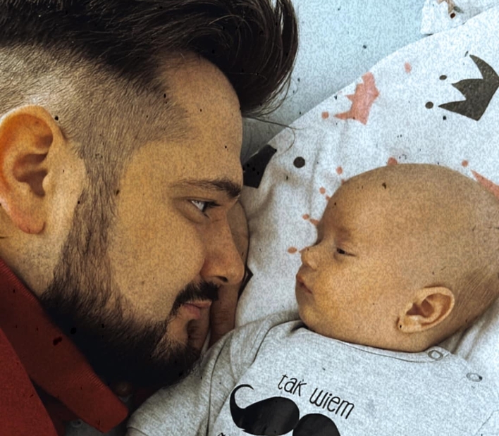 Piotr Koczocik - Joker pokazał swojego synka! Malutki Filipek rośnie jak na drożdżach