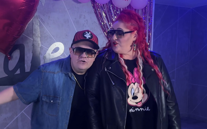 Piotr Olszewski & Sylwia Domagała z numerem „Mówili zostaw (On jest z Sosnowca)”. Ten refren niesie się po sieci