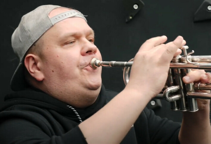 Piotr Olszewski zaprezentował nowy utwór „Przy Tobie się zestarzeć„!