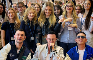 Playboys wystąpili w II LO w Grójcu podczas Dnia Kobiet i Mężczyzn. Jakub Urbański po koncercie mówi krótko: „Był czad”