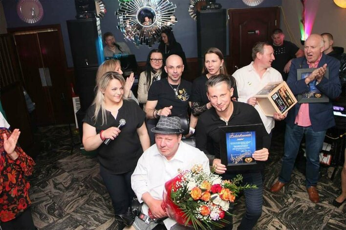 Wokalista disco polo ponownie stanie na scenie? Udało się uzbierać pieniądze na protezy!