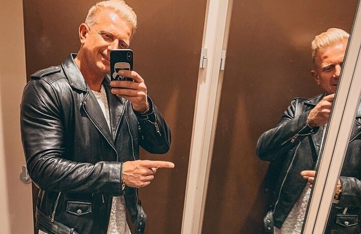 Pół nagi wokalista disco polo pokazał za dużo?! Fanki oczarowanie boskim ciałem!