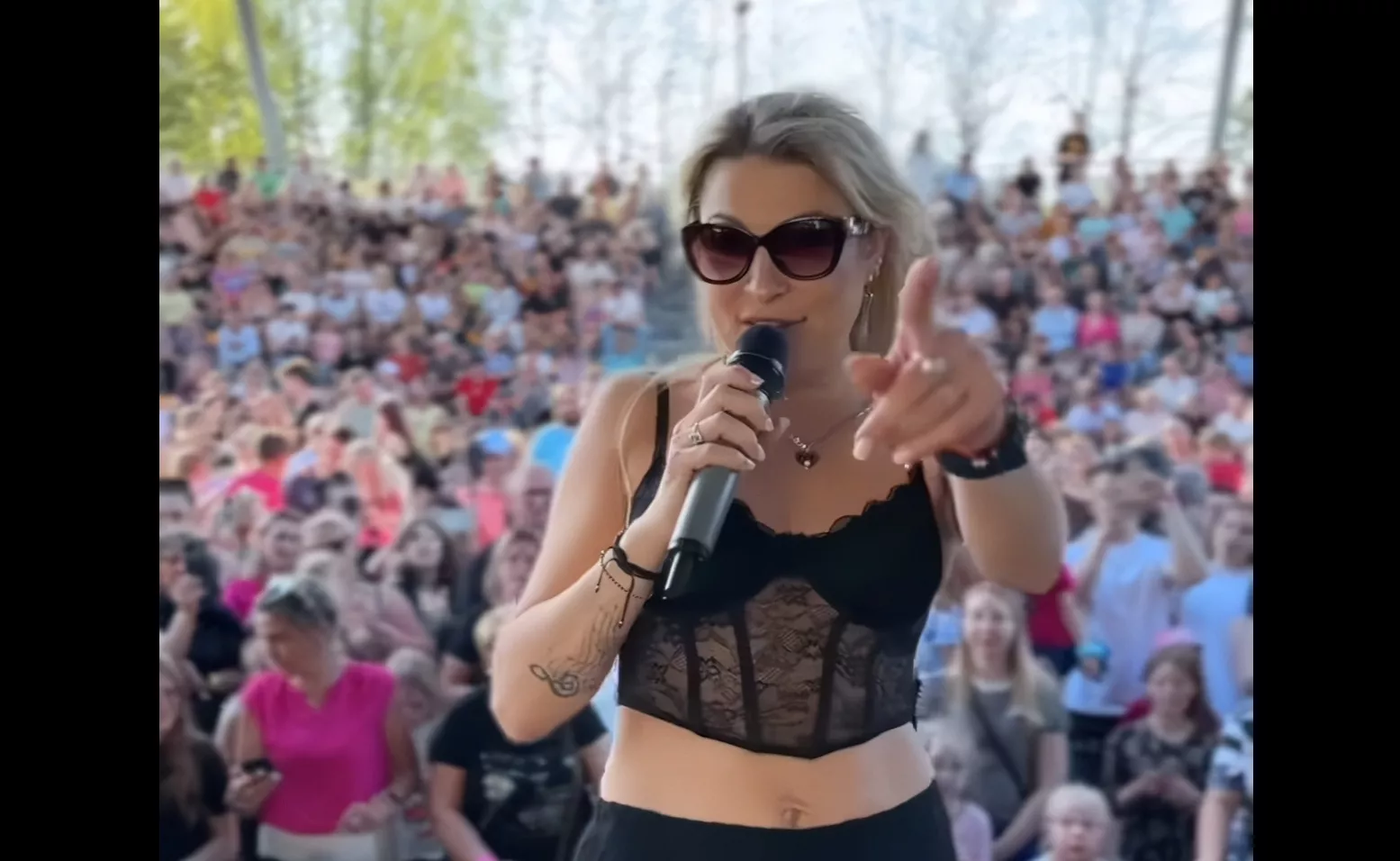 Półnaga gwiazda disco polo na scenie. Magda Narożna pokazała brzuch i nogi w koronkowej kreacji