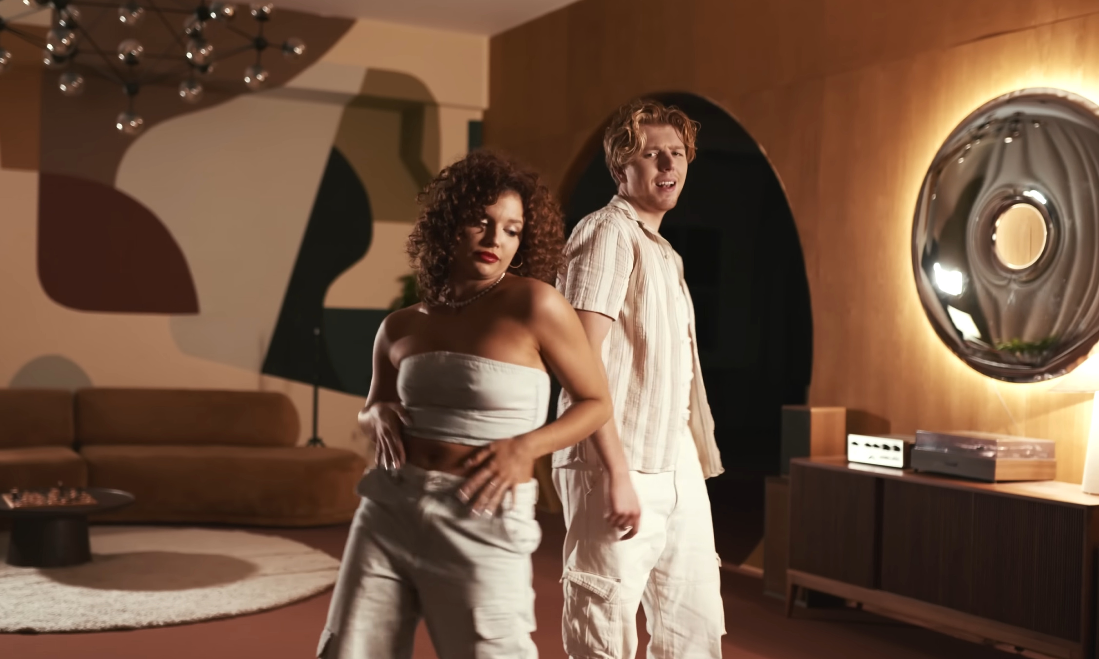 Ponad 130 tysięcy odsłon „Sam na Sam” Czyżyka. Nowa piosenka disco przyciąga uwagę