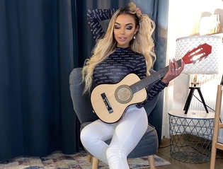 Ponętna gwiazdka disco polo na ustach wszystkich! Biust wychodzi jej z różowego stanika! 