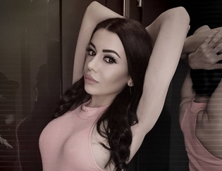 Tak drapieżnie jeszcze nie było!  Wokalistka disco polo szokuje odsłoniętym biustem! 