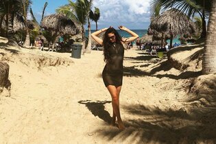 Ponętna wokalistka disco polo w kokosowym raju!