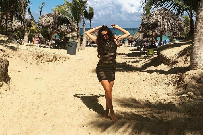 Ponętna wokalistka disco polo w kokosowym raju!