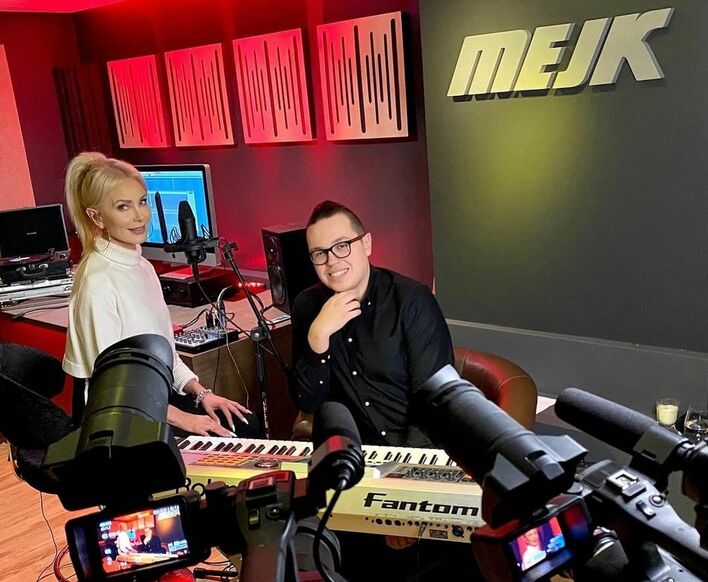 Popularna wokalistka disco polo rozpoczyna nowy rozdział życia?! Gwiazda przyłapana w studio nagraniowym! Wiemy czym zaskoczy! 