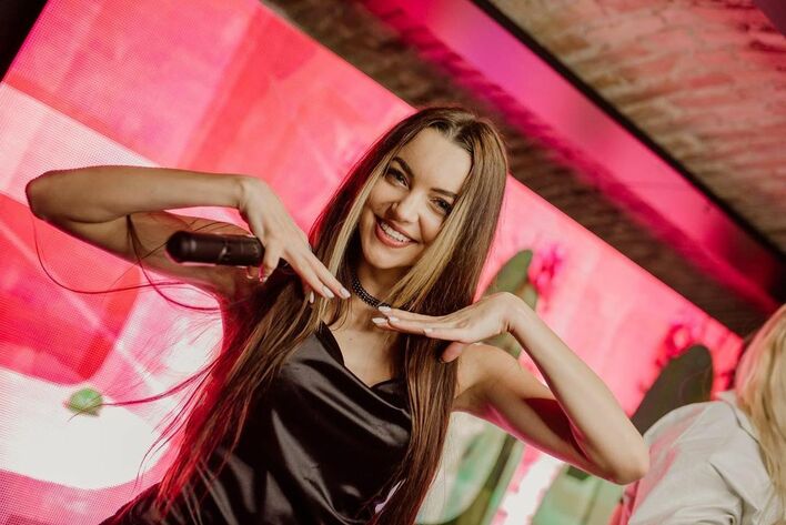 Gwiazda Topky Angelika Żmijewska podkreśliła odważnie biust! Drapieżny kadr popularnej wokalistki disco polo kusi fanów! 