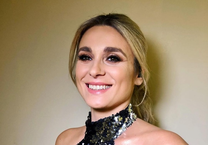 Żona Sławomira włożyła odważną cekinowa suknię! Kajra zniewala urodą i stylizacją! Pod zdjęciem zawrzało! 