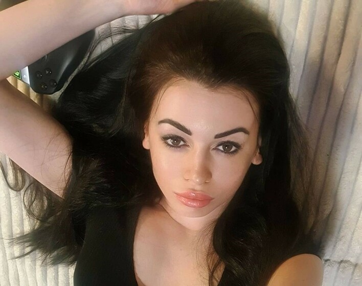 W sieci już dawno nie było tak gorąco! Popularna wokalistka disco polo zapozowała w samym staniku! 