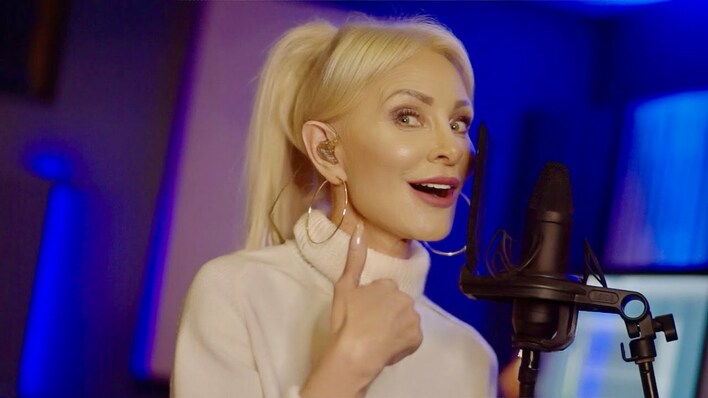 Popularna wokalistka disco polo zaskoczyła fanów talentem wokalnym! Elwira Mejk nagrała cover do piosenki ”Shala la la”. Fani komentują!
