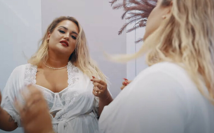 Popularni wokaliści disco nagrali utwór z dedykacją dla kobiet XXL! „Wreszcie ktoś nas docenił„ - komentują fanki! 