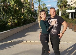 Popularny gwiazdor disco polo kupił swojej żonie bez okazji drogi samochód! Jej reakcja była bezcenna! 