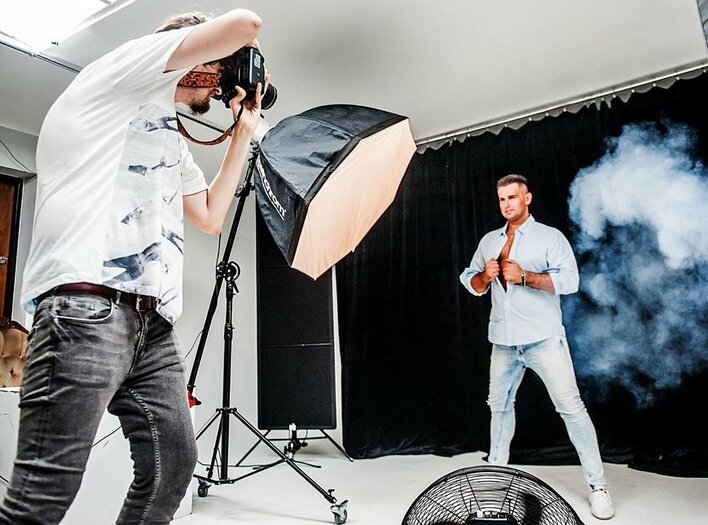 Popularny gwiazdor disco polo tonie w złocie i platynie! Fani docenili jego twórczość!