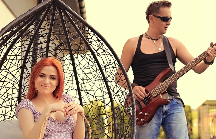 Popularny gwiazdor disco polo zdradza kulisy nowej produkcji! Zapowiada się kolejna muzyczna petarda w jego wykonaniu! 