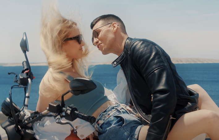 Gwiazdor disco polo zaskoczył nowym VIDEO! Bayera nagrał teledysk w słonecznej Chorwacji! 