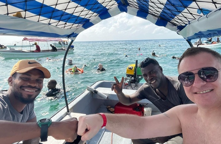 Popularny wokalista disco polo pochwalił się wakacjami marzeń! Robert Klatt Classic odpoczywał na Zanzibarze! Fani są zachwyceni tym co pokazuje w sieci!