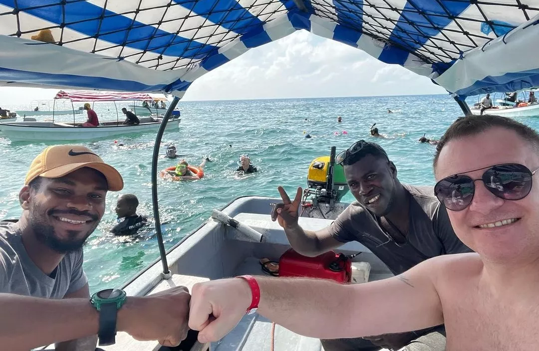 Popularny wokalista disco polo pochwalił się wakacjami marzeń! Robert Klatt Classic odpoczywał na Zanzibarze! Fani są zachwyceni tym co pokazuje w sieci!