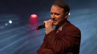 Popularny wokalista po ciężkiej chorobie powraca na scenę! Fani zachwyceni! 