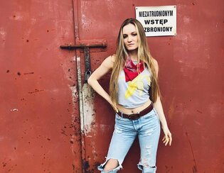 Ktoś chciał ją skrzywdzić?! Poszarpane rajstopy i prawie nagie ciało! Co się stało z gwiazdą disco polo?