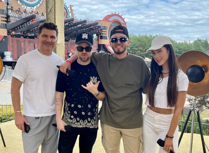 Poważnie kontuzjowany gwiazdor disco polo na scenie Wakacyjnej Trasy Dwójki! Wiemy co się stało z Łobuzem! FOTO & VIDEO