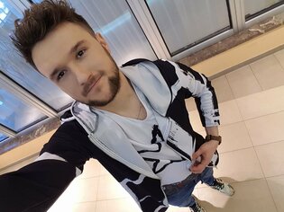 Uwielbiany wokalista disco polo doznał poważnej kontuzji "Już idąc do szatni, czułem, że zaczyna boleć mnie kolano" 