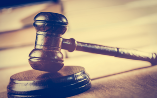 Poważne oskarżenia wobec syna znanego muzyka disco polo: Sądowy serial trwa