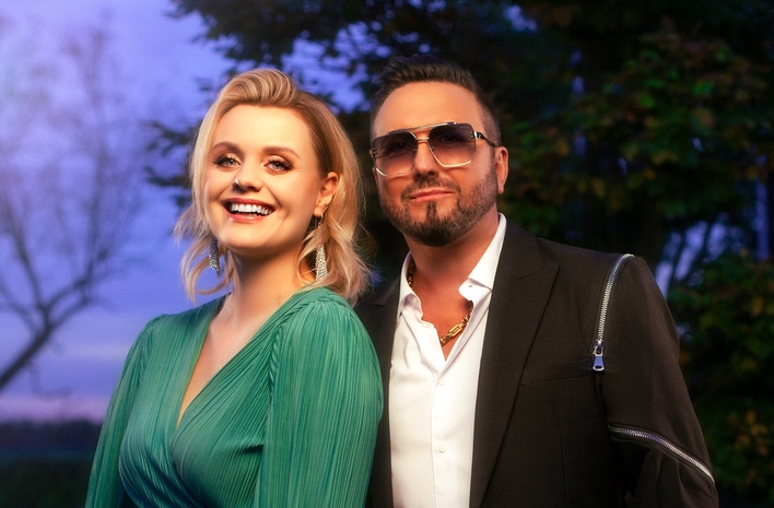 Powrót, który elektryzuje scenę disco polo – Andre & Chili znów razem w nowości pt. „Z Tobą czuję się Młodo”
