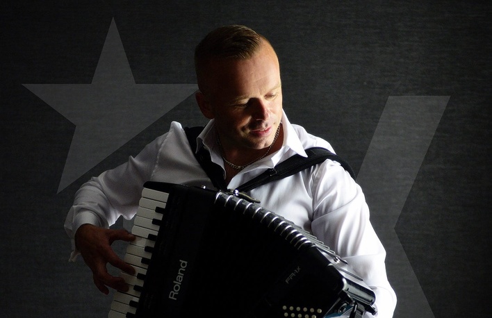 Prawdziwa gratka dla fanów disco polo! Na sklepowe półki trafił świeżutki krążek weselnych przebojów! 