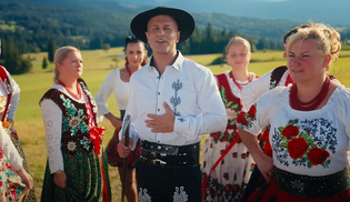Premiera Bartosza Jagielskiego „Hej dziewczyno ukochana”. Artysta stawia na biesiadne i góralskie klimaty