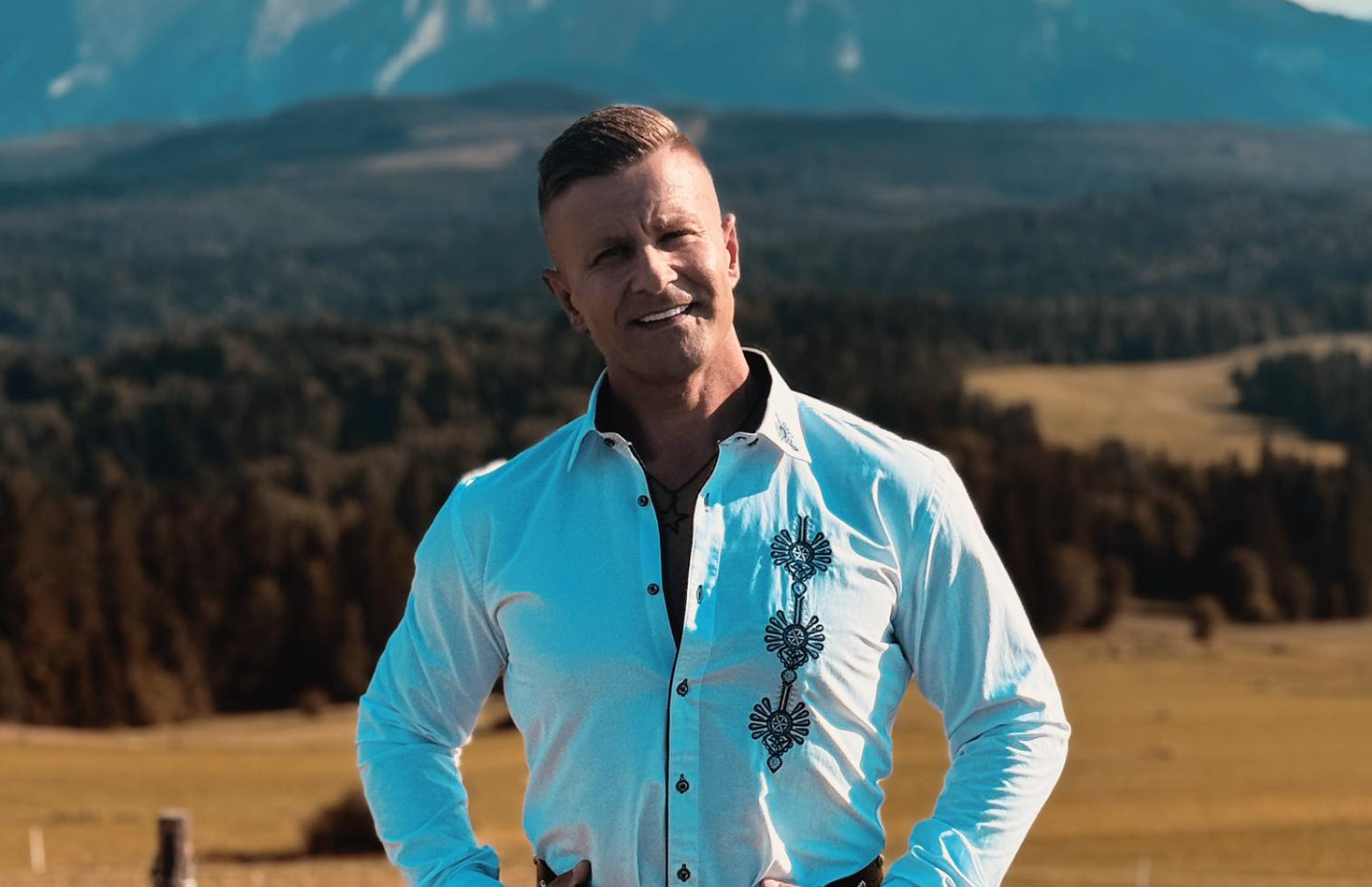 Premiera Bartosza Jagielskiego „Hej dziewczyno ukochana”! Zobacz nowość jako pierwszy