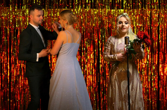 Premiera: Folk Lady zmienia oblicze Disco Polo: „Przy Zachodzie Słońca„ zachwyca