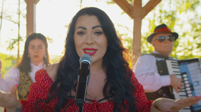 Premiera: Kaszubska Influencerka zaskakuje! ”Daj się porwać do tańca” to folkowa bomba disco polo na lato 2025