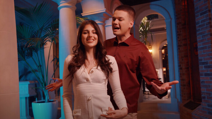 Premiera: Maciek Kasprzyk z nowym przebojem ”Zdarzyło się nam”! Tego klipu długo nie zapomnisz

