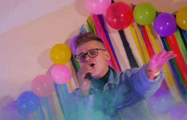 Premiera rodem z lat 90! Pisarsky zaskoczył nowością pt. „Zatańcz ze mną„ To nowy hit disco polo?