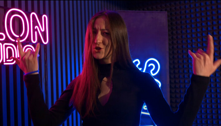 „Halo Mój Książę„ przeróbką HITU disco polo Menelaos! Wapniaczka podbije tym rynek w Polsce i zdeklasuje konkurencje?! 