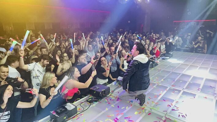 Prezes PZPN Cezary Kulesza na imprezie z muzyką disco polo w USA! Wspólne foto z gwiazdą muzyki tanecznej.