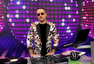 Prowadził kultowy program w Polsacie. Samborski przerwał karierę z powodu chorej córki. Teraz wraca odmieniony