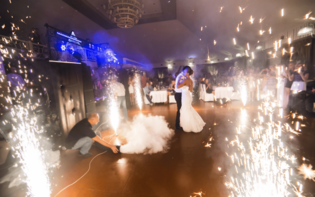 Przaśne i kontrowersyjne zabawy weselne: Jak uniknąć żenady?