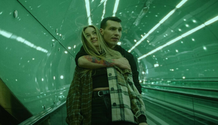 Przedpremiera! Bayera w utworze „Droga„! Tak zaskakującego stylu chyba nikt się nie spodziewał Fani „WIELKI HIT!„