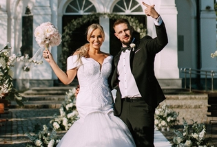 Przejdą Wam ciarki! Wejście na wesele gwiazdy disco polo Paula Karpowicz i Grzegorza Zimeckiego niczym jak na meczu piłkarskim! | VIDEO