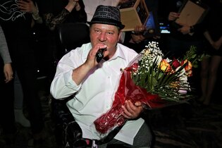 Tragiczna historia zmarłego wokalisty disco polo! Stracił dom, nogi i śpiewał na ulicy! 