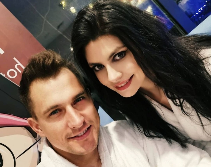 Znany gwiazdor disco polo pokazał swoją rodzinę! Sielankowe zdjęcie Przemka Budki - Eratox z cudowną Dede Negrą i dziećmi chwyta za serce! 