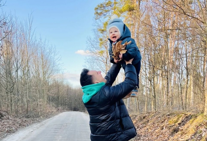 Eratox: Przemek Budka z synem na zimowym spacerze – Rozczulające zdjęcia wokalisty disco polo | Zdjęcia