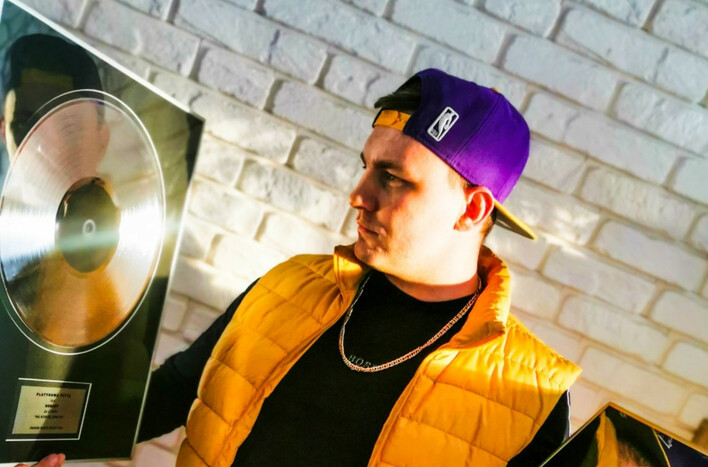 Gwiazdor disco polo w „Tak to leciało„ z NOWYM prowadzącym! Trzymacie kciuki?! 