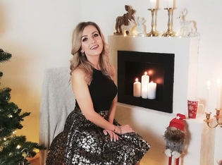 Przepiękna Artystka disco polo hipnotyzuje głosem! Jej wykonanie brzmi rewelacyjnie!