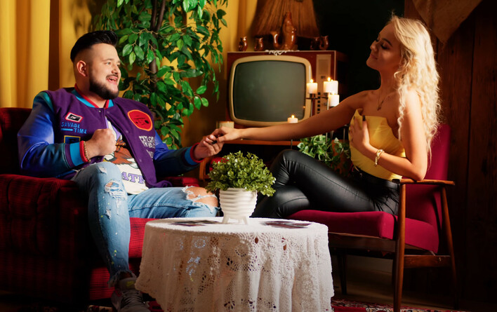 Przepiękna blondynka zagwarantuje sukces wokaliście disco polo?! Joker z genialną premierą pt. „W Blasku Świec„! U jego boku Natalia Atłas!