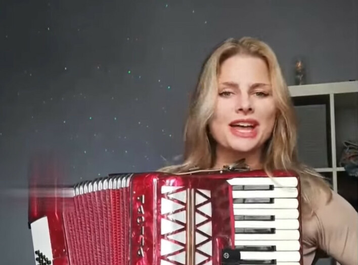 Przepiękna góralka podbija internet swoją wersją hitu ”Ona działa na mnie jak”